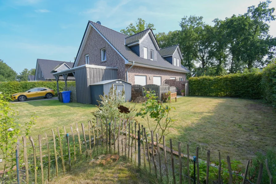 Ansicht - Haus kaufen in Barßel / Harkebrügge - 6467 - Für Selbstnutzung oder als Kapitalanlage: Bezugsfreie Doppelhaushälfte mit Garten und Carport