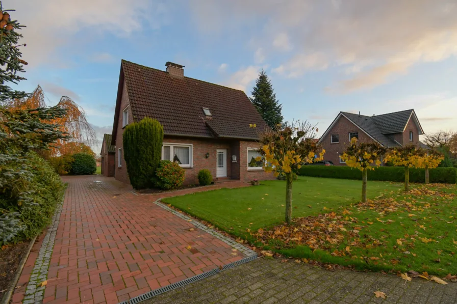 Außenansicht - Haus kaufen in Edewecht - 6487 - Ruheoase in bester Lage! Wohnhaus mit Blick ins Grüne und Nebengebäude