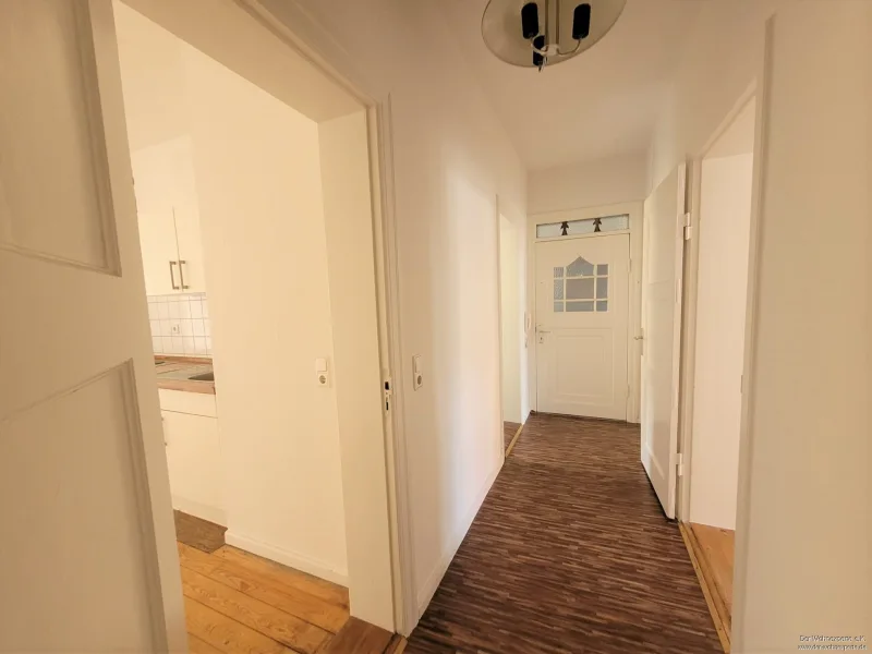 Flur - Wohnung mieten in Flensburg - Schöne 2,5-Zimmer Wohnung in Uni-Nähe!