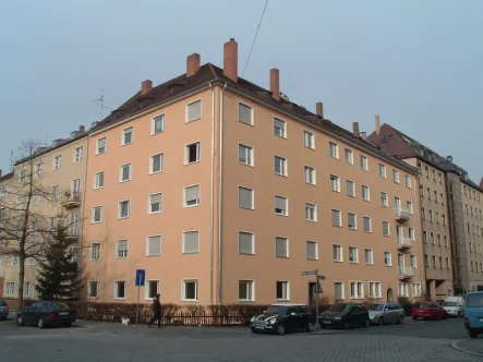 Hausansicht - Wohnung mieten in Nürnberg - 1-ZIMMERWOHNUNG - HELL GEFLIESTES BAD UND WC - LAMINATBODEN - EINBAUKÜCHE BALKON