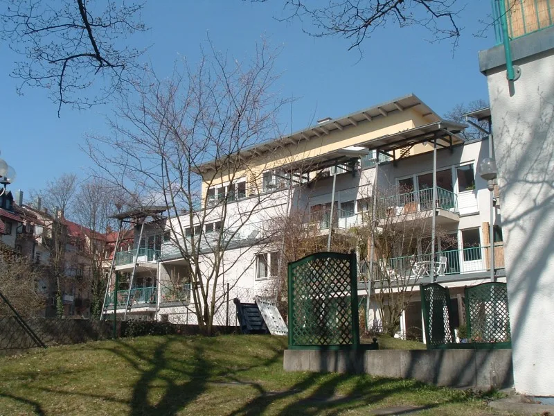 Hausansicht - Wohnung mieten in Nürnberg - HELLE UND SONNIGE 2-ZIMMERWOHNUNG - EINBAUKÜCHE - RUHIGE LAGE - LAMINATBODEN