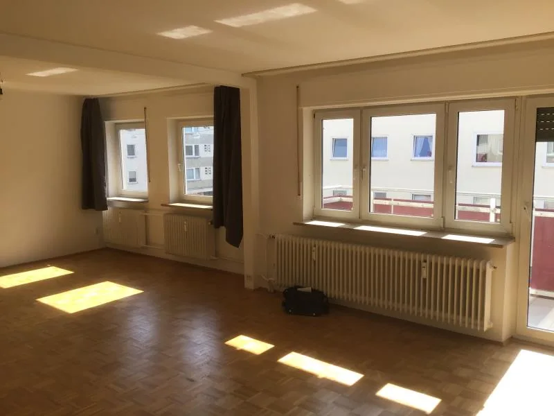 Wohnen - Wohnung mieten in Nürnberg - Zweizimmerwohnung mit großem Wohnzimmer - Einbauküche - Balkon - Duschbad