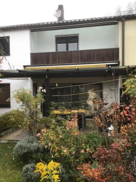 Gartenansicht - Haus mieten in Nürnberg - Reihenmittelhaus mit Terrasse und schönem Garten - Einbauküche - Garage - Gasheizung