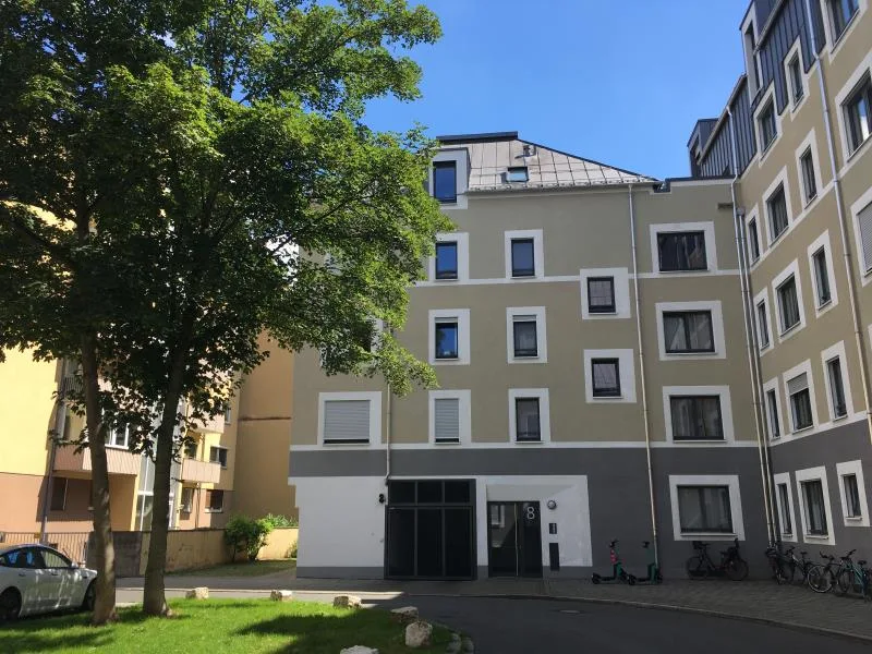 Eingangsseite - Wohnung mieten in Nürnberg - EINBAUKÜCHE - TERRASSE - HELLE 3-ZIMMERWOHNUNG -  TG  - Baujahr 2018