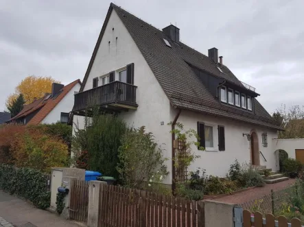 Hausansicht - Haus mieten in Nürnberg - ** Freistehendes Einfamilienhaus - Paracelsusstraße - 6 Zimmer - Gute Aufteilung - Schöner Garten **