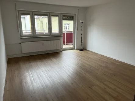 Wohnen/Balkon - Wohnung mieten in Nürnberg - Dreizimmerwohnung  - Balkon - Duschbad - Kein Aufzug - Frei ab 01.01.2025