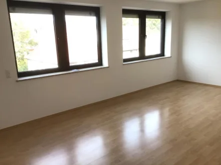 Großes Wohnzimmer - Wohnung mieten in Herzogenaurach - Helle Drei-Zimmerwohnung in zentraler Lage mit guter Aufteilung - Tageslichtbad