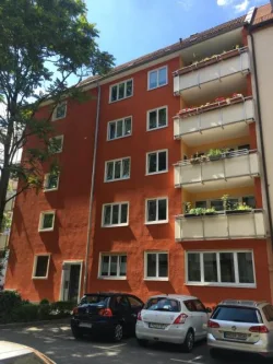 Hausansicht Balkon - Wohnung kaufen in Nürnberg - Vermietete Zweizimmerwohnung mit Balkon nahe dem Stadtpark - Aufzug