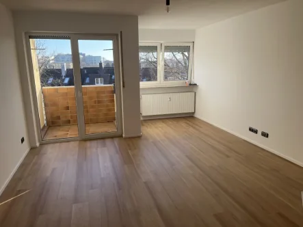 Wohnraum - Wohnung mieten in Nürnberg - 1-Zi.-APARTMENT - NEUE EINBAUKÜCHE - NEUER BODEN - BALKON - TG-STELLPLATZ 