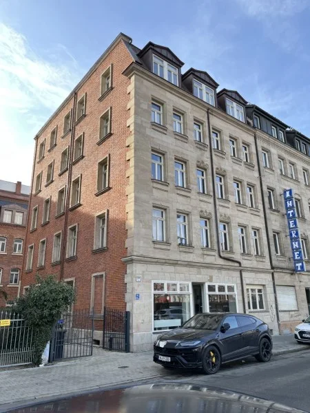 Hausansicht - Wohnung mieten in Nürnberg - Renovierte 2-Zimmerwohnung mit Einbauküche - 1. OG - Tageslichtbad mit Dusche