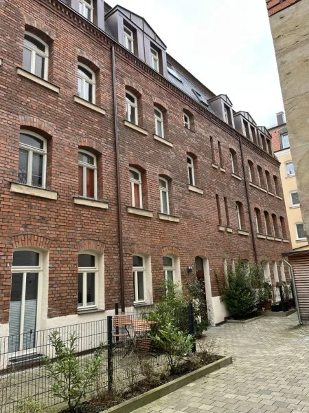 GHausansicht - Wohnung mieten in Nürnberg - Renovierte 2-Zimmerwohnung mit Einbauküche - 1. OG - Tageslichtbad mit Dusche