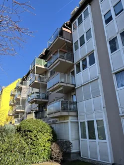 Gartenansicht - Wohnung mieten in Nürnberg - Gut aufgeteilte 2-Zimmerwohnung - Bad mit Dusche und Wanne - Balkon- TG-Stellplatz