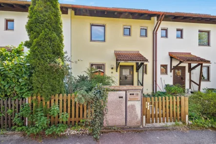 Hauptbild - Haus kaufen in Kirchseeon - Charmantes Reihenmittelhaus mit Entwicklungspotenzial in ruhiger Lage