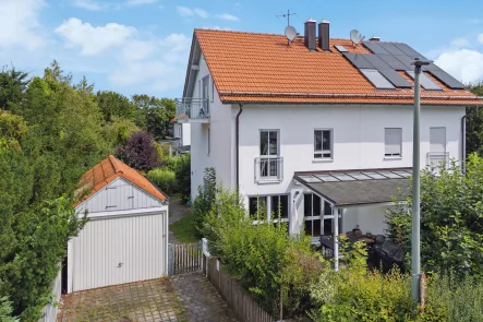 Hauptbild - Haus kaufen in Grasbrunn - Provisonsfrei für den Käufer! Im Gebotsverfahren. Attraktive Investition. Ansprechende DHH.