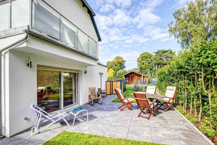 Blick auf die Terrasse - Haus kaufen in Unterföhring - Im Angebotsverfahren. Isarau: Modernes Einfamilienhause in beeindruckender Lage.