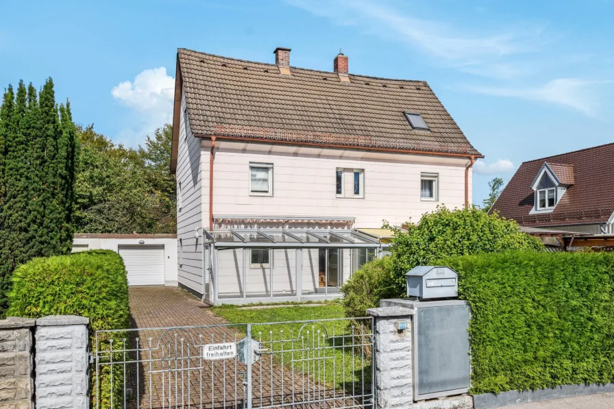 Hauptbild - Haus kaufen in München - #Neu# Charmante Doppelhaushälfte mit viel Potential. Ruhige Wohnlage