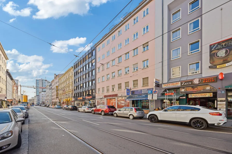 Hausansicht - Wohnung kaufen in München - Urbane, bezugsfreie 4-Zimmer-Wohnung Nähe Stiglmaierplatz!