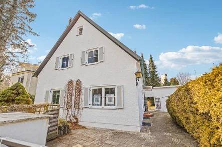 Titelbild - Haus kaufen in München - Freistehendes Einfamilienhaus in Obermenzing