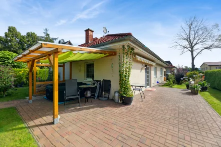 Terrasse und Garten - Haus kaufen in Potsdam - Modernes EFH im Bungalowstil mit idyllischem Garten / Verkauf mit unbefristetem Nießbrauch