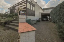 Terrasse und Garage