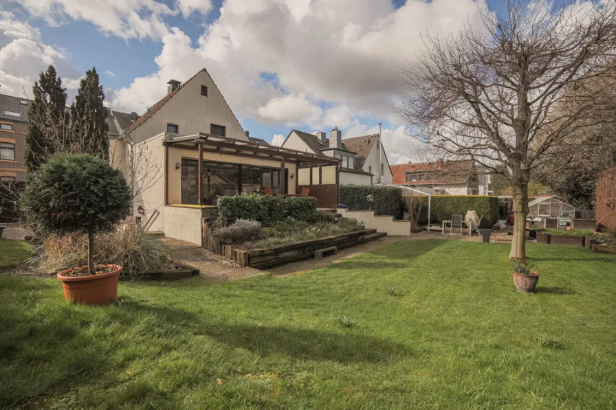 Gartenansicht - Haus kaufen in Düsseldorf - Schönes 2-Familienhaus in ruhiger, zentraler Lage / Interessantes Baugrundstück / reine Kapitalanlage