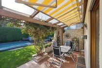 Terrasse mit Blick zum Pool 