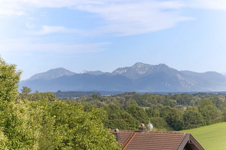 Ausblick Balkon Richtung Berge und Chiemsee