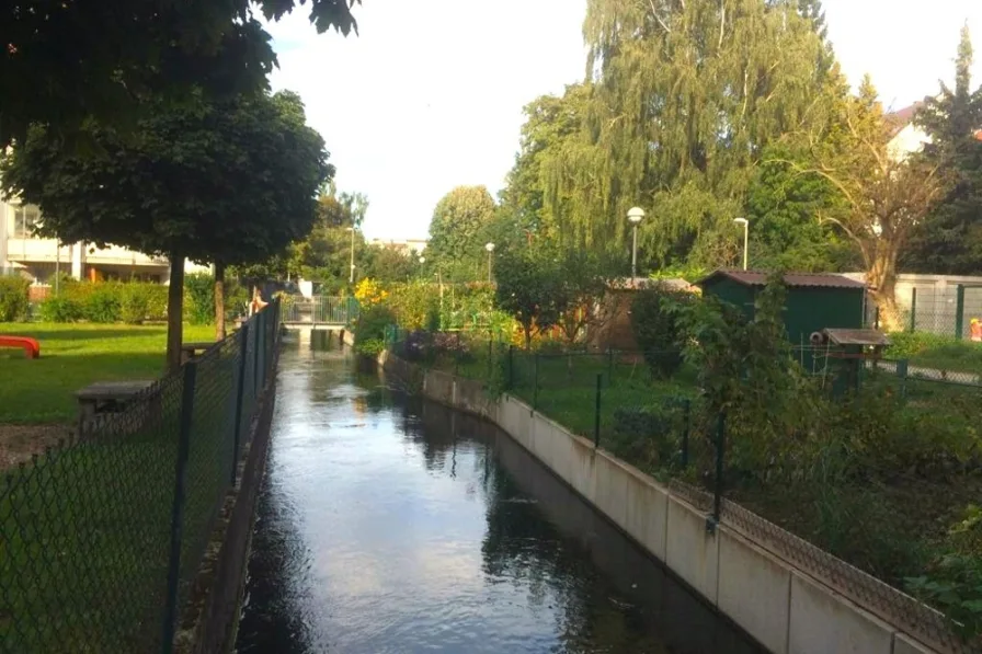 Kanal mit Fahrradweg