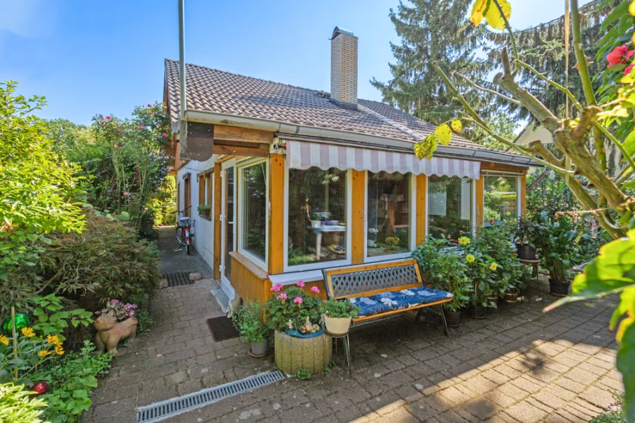 Terrasse mit Sitzbank - Haus kaufen in Berlin - Charmantes EFH mit offenem Grundriss und gepflegtem Garten auf unbefristeten Nießbrauch in Gatow