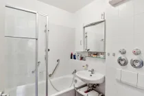 Badezimmer inklusiveDuschwanne und WC