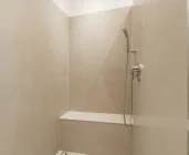 Duschbereich mit beheizter Sitzdusche im DG
