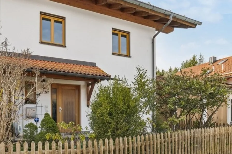 Hausansicht - Haus kaufen in Penzberg - DHH mit Garten und Garage / bezugsfrei