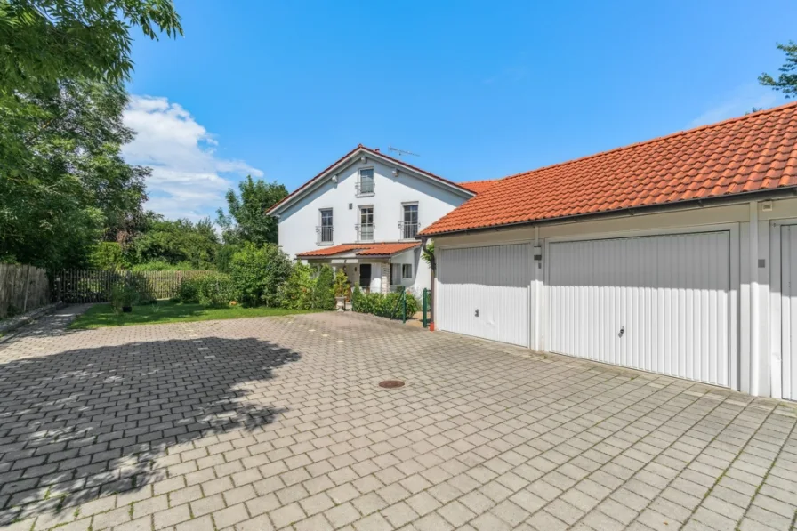 Zufahrt zum Haus mit Stellplatz und Garage