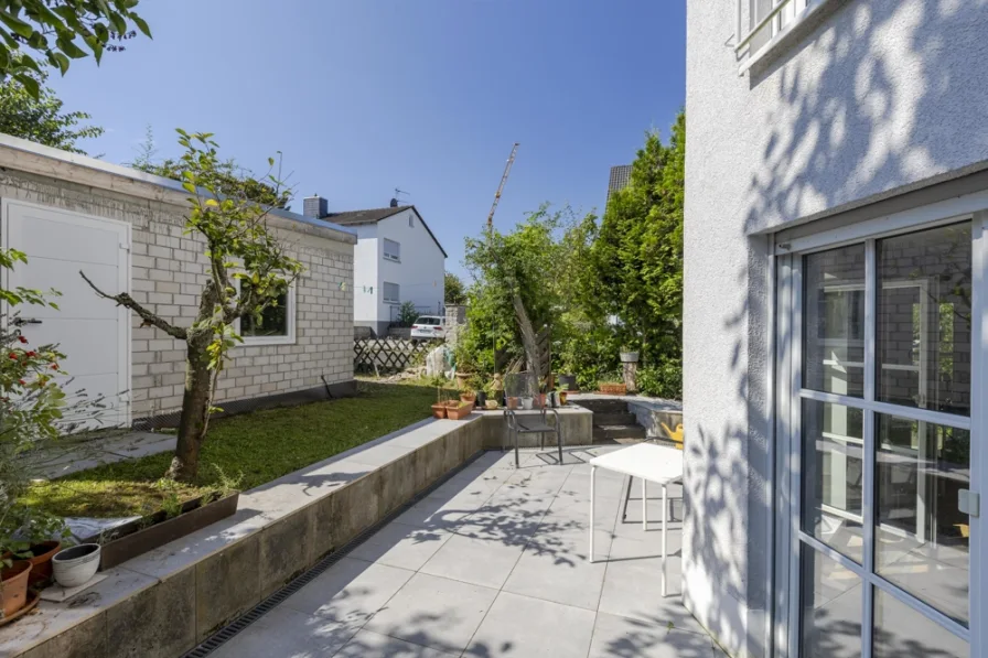 Terrasse und Garage