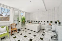 Badezimmer mit Badewanne -  DG