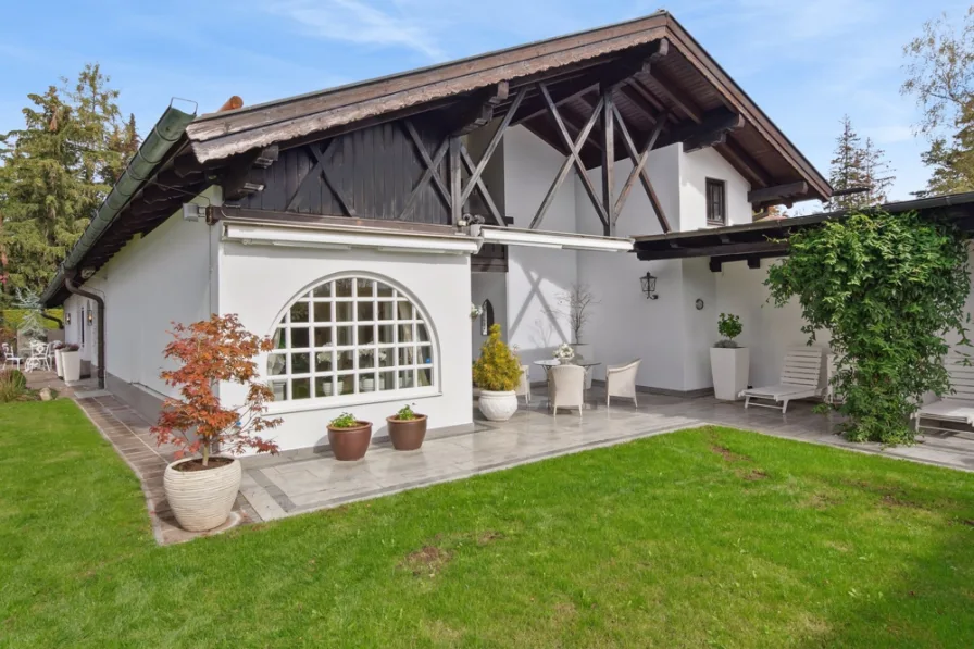 Ensemblevilla - Haus kaufen in Grünwald - Ensemblevilla mit elegantem Outdoor Bereich