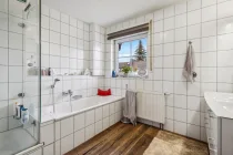 Badezimmer mit Fenster im OG