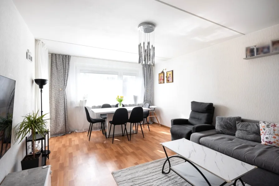 Helles Wohnbereich - Wohnung kaufen in Sindelfingen - Helle 3 Zimmer -Wohnung mit Balkon und Garage