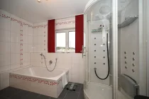 Badezimmer in Vollausstattung