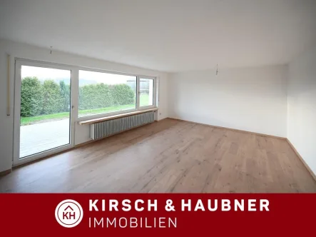 Großzügiges Wohnzimmer - Wohnung mieten in Freystadt - Frisch renovierte 4-Zimmer-Wohnung,   Ländliche Idylle!  Freystadt-Frettenshofen