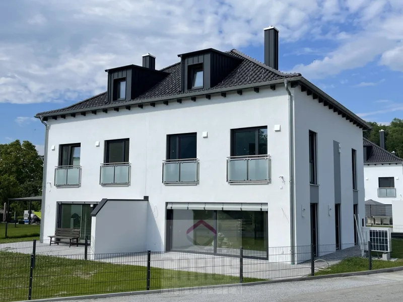 H1199 Ansicht - Haus kaufen in Deggendorf - Neubau Doppelhaushälften OT DeggendorfKEINE Käuferprovision! Bezug 2024