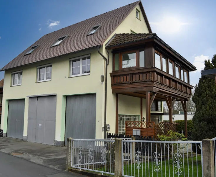 Hausansicht - Haus kaufen in Hof - Zweifamilienhaus mit Hochgaragen in Toplage