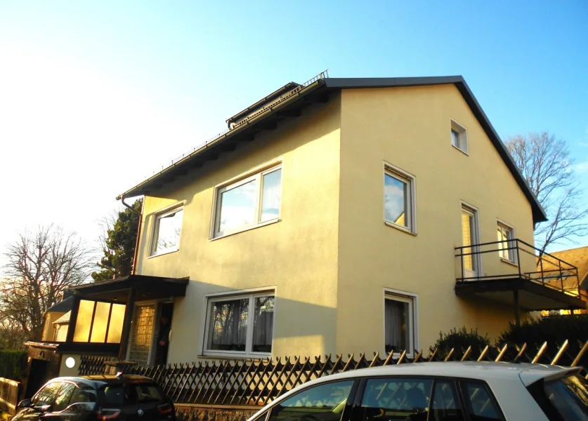 Ansicht mit Balkon - Haus kaufen in Weißdorf / Bug - Gepflegtes Einfamilienhaus mit Garage auf dem Land