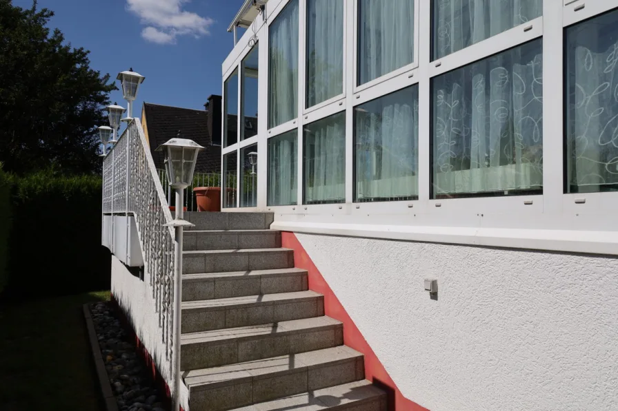 Treppe vom Garten zur Terrasse