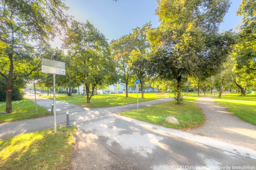 Nahegelegene Parkanlage mit Fahrradwegen