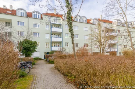 Ruhig gelegene Wohnanlage in Germering - Wohnung mieten in Germering - Absolut ruhige Lage! Gepflegte 2 Zi.-Wohnung mit Balkon in Germering