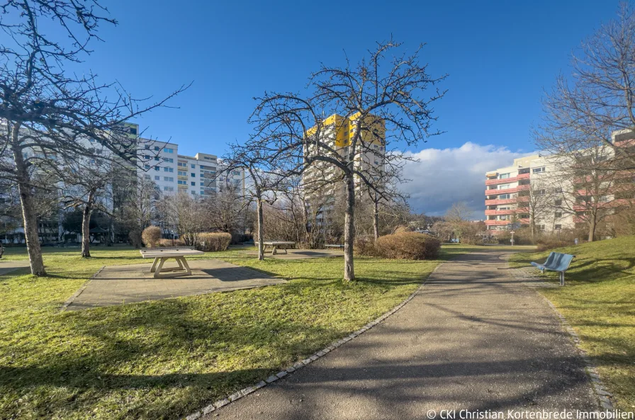 Parkähnliche Fläche vor dem Haus