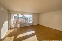 Wohnzimmer mit Zugang zum Südbalkon