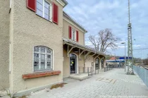 Bahnhofsplatz mit Gastronomie