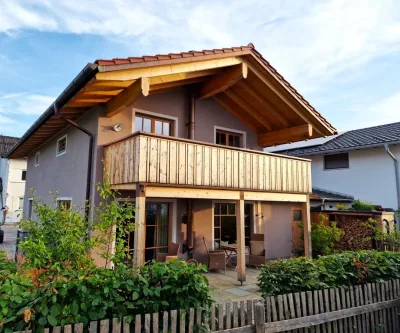 Hausansicht - Haus kaufen in Prien - Ein Voll-Holz Haus zum Verlieben - mit vielen besonderen Details